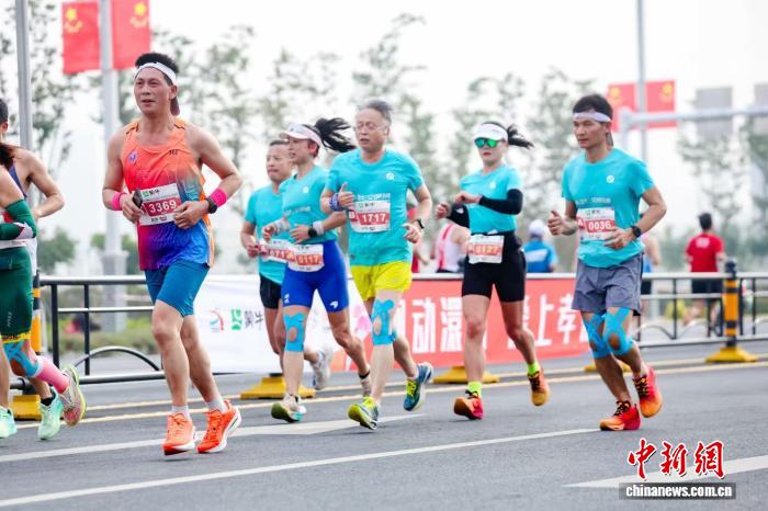 2025孝感马拉松开跑 12000跑者共赏孝文化魅力