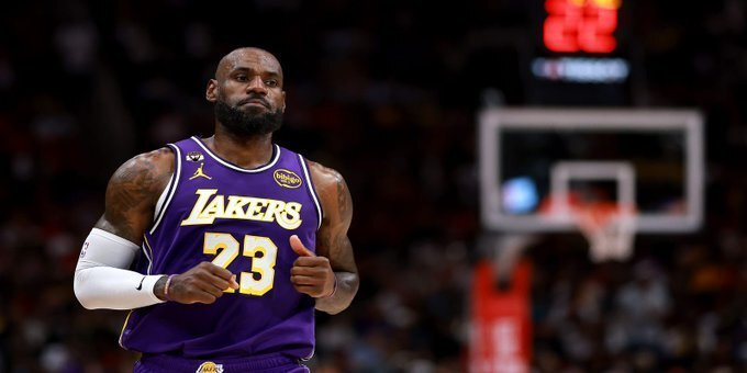 湖人9连胜期间球员高尔夫团建 詹姆斯父子合影引