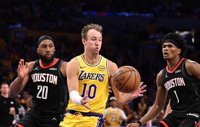 肯纳德三分神射助湖人首战告捷