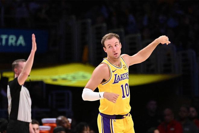 肯纳德三分神射助湖人首战告捷