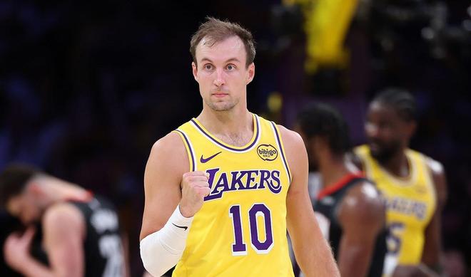 肯纳德三分神射助湖人首战告捷